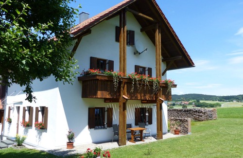 Tiefenbach Apartment | Quietly located holiday flat on the outskirts of Tiefenbach in the Upper Bavarian. Forest