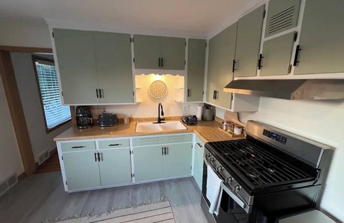 Bay View House | Quincy Estate 5BR/3BA for Family Stays with Fireplace Park Views & Parking