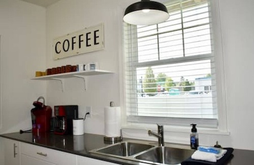 Baker City House | Quinn's Cottage, Downtown! Cozy Downtown Home! Sleeps 6, Local Golfing 50% Off!