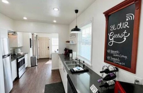 Baker City House | Quinn's Cottage, Downtown! Cozy Downtown Home! Sleeps 6, Local Golfing 50% Off!