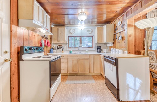 Zigzag Cabin | Quintessential dog-friendly cabin in the woods, within short walk of the river