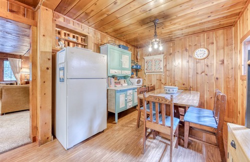 Zigzag Cabin | Quintessential dog-friendly cabin in the woods, within short walk of the river