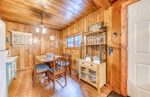 Zigzag Cabin | Quintessential dog-friendly cabin in the woods, within short walk of the river