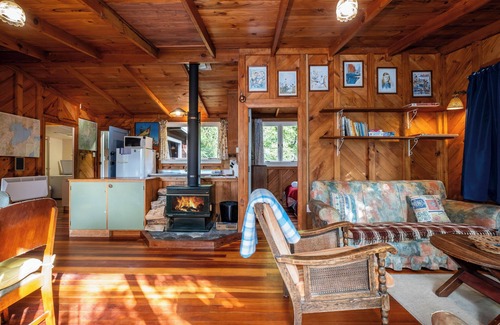 Kuratau Cottage | Quintessential Kiwi Kuratau Bach right on the lake front