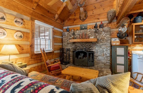 Weaverville Cabin | Quintessential Private Log Cabin with Brand New Hot Tub