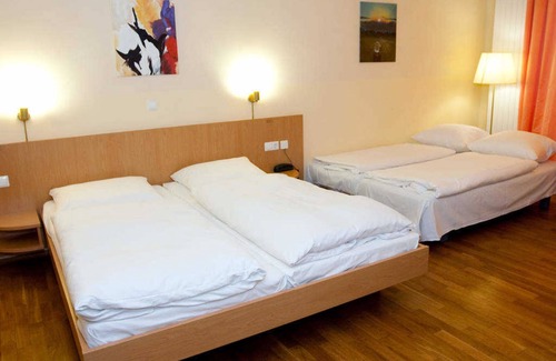 Zahringen Hotel | Quintuple room with toilet and shower - Hotel Classic