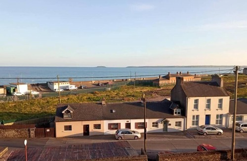 Youghal Apartment | Quirky Apt - Sleeps 6 - Coastal Area - Parking