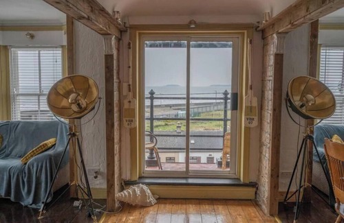 Youghal Apartment | Quirky Apt - Sleeps 6 - Coastal Area - Parking