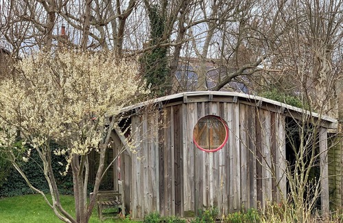 Plumpton Green Cabin | Quirky Self-contained Garden Hut in National Park. Plant-based Meals Service.