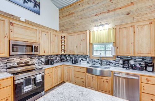 Quitman Cabin | Quitman Lakefront Cabin w/Screened Porch & Grill!