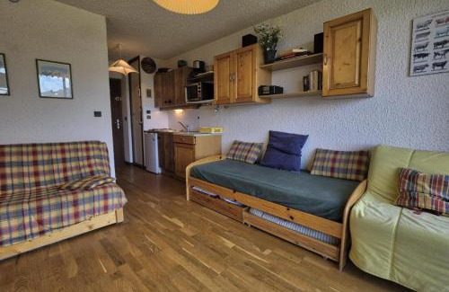 Notre-Dame-de-Bellecombe Apartment | Résidence Les Alpages - Studio skis aux pieds dans une résidence avec piscine extérieure et tennis MAE-2824