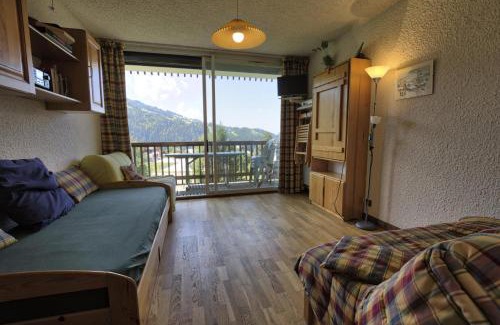Notre-Dame-de-Bellecombe Apartment | Résidence Les Alpages - Studio skis aux pieds dans une résidence avec piscine extérieure et tennis MAE-2824
