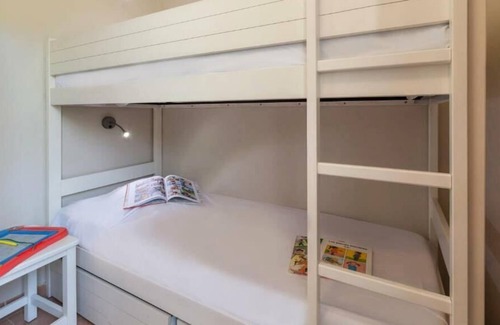 Giens House | Résidence Pierre & Vacances Le Hameau de la Pinède *** - House sleeps 8 - 2 bedrooms + 1 sleeping area - Triplex - Terrace - Air-conditioned