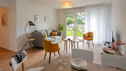 Lehon Apartment | Résidence Services Séniors - Domitys Les Jardins d'Ahna