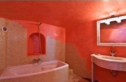 Firostefani Villa | R 1160 Hydrus Villa (Maisonette Style) With Break Fast, External Jacuzzi & Lounge