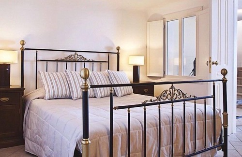 Firostefani Villa | R 1160 Hydrus Villa (Maisonette Style) With Break Fast, External Jacuzzi & Lounge