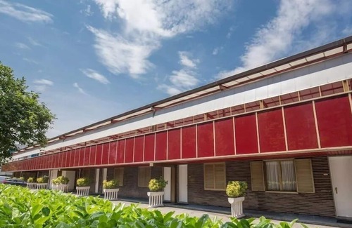 Piotello House | R 1165 Motel Rosetta Double-Bed Room with Traditional King size Bed, Modern Bathroom & Free Wi-Fi -
