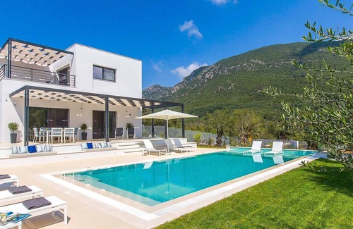 Chalikounas Villa | R 1384 Paradisun Villa with BBQ (charcoal), Garden & Sun loungers