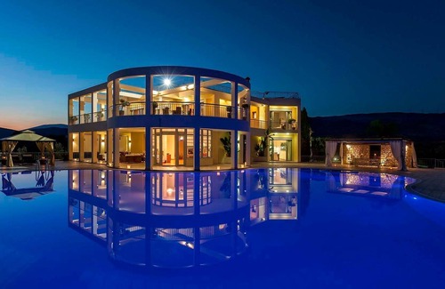Nafplion City Centre Villa | R 1468 Paralia Villa with Jacuzzi, Infinity pool & Complimentary bottle of wine upon arrival.