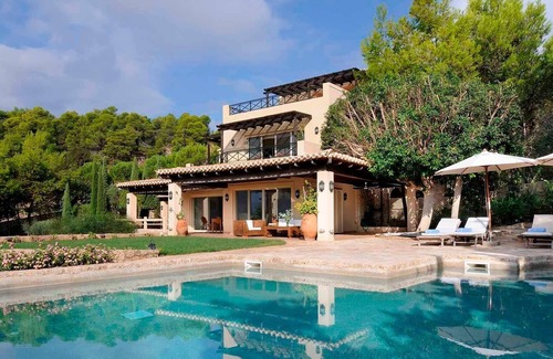 Nafplion City Centre Villa | R 1470 Calma Villa with BBQ (2), Fireplace & Mini gym.