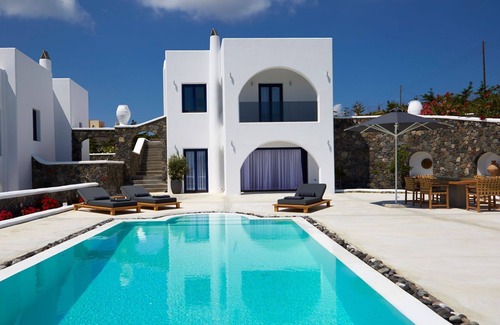 Exo Gialos Villa | R 1475 Petra with Bottle of Wine upon Arrival, Garden View & Veranda.