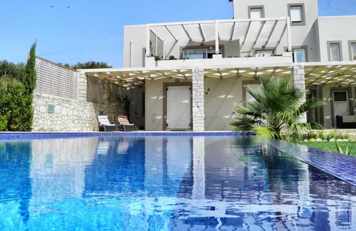 Dramia Villa | R 193 Spacious 5 bedroom Mansion with Private Bathrooms with Heated Swimming Pool