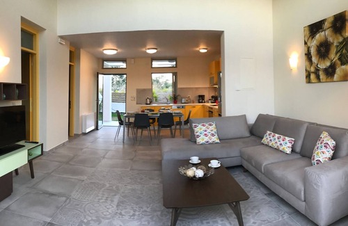Messonghi Villa | R 3077 Villa Farley With Air Conditioning ,Garden View & Soundproof Windows.