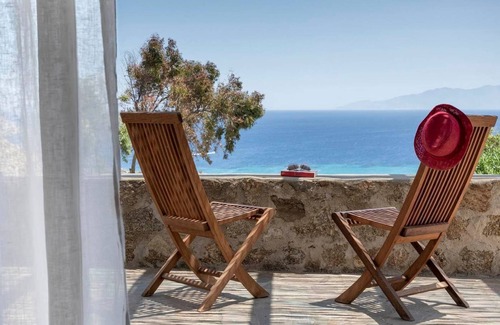 Paraga Villa | R 3164 Villa Fleurette With Baby cot.Bath towels & Flat screen TVs,