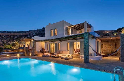 Paraga Villa | R 3164 Villa Fleurette With Baby cot.Bath towels & Flat screen TVs,