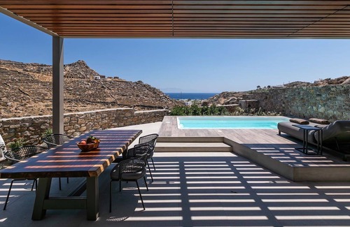 Paraga Villa | R 3235 Villa Halstead With Espresso machine ,Mini fridge & Private gym.