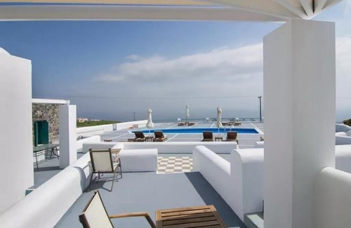Imerovigli Villa | R 387 Deluxe Suite with Shared Pool incl Breakfast