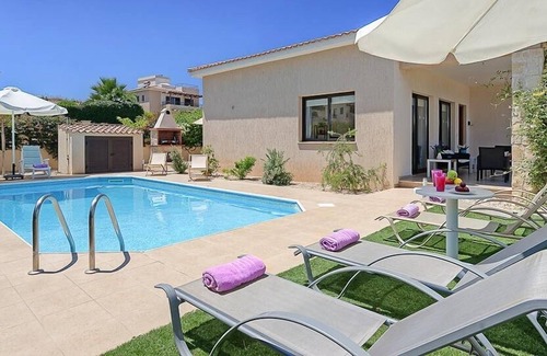 Latsi Villa | R 5008 Villa Ioannis with Comfortable Seating, Terrace & Dishwasher.