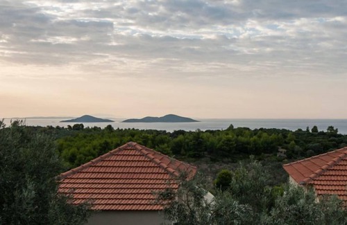 Votsi Villa | R 590 Luxury villa with Private Infinity Pool Jacuzzi Sea Views BBQ