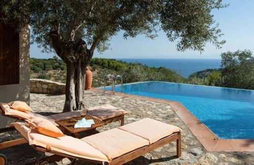 Votsi Villa | R 590 Luxury villa with Private Infinity Pool Jacuzzi Sea Views BBQ