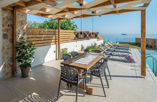 Amoudi Villa | R 895 Beach Villa with Private Pool and Sea view BBQ Area Walking distance to the Beach.