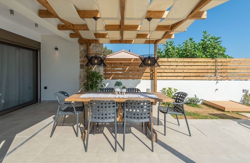 Amoudi Villa | R 895 Beach Villa with Private Pool and Sea view BBQ Area Walking distance to the Beach.