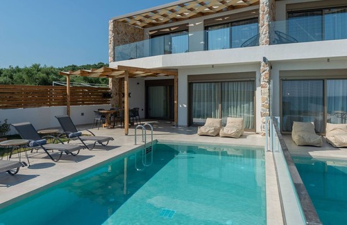 Amoudi Villa | R 895 Beach Villa with Private Pool and Sea view BBQ Area Walking distance to the Beach.