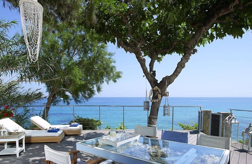 Amoudi Villa | R 958 Villa Christopher with Garden View, Sea view & Veranda.