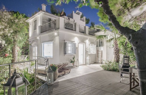 Amoudi Villa | R 958 Villa Christopher with Garden View, Sea view & Veranda.