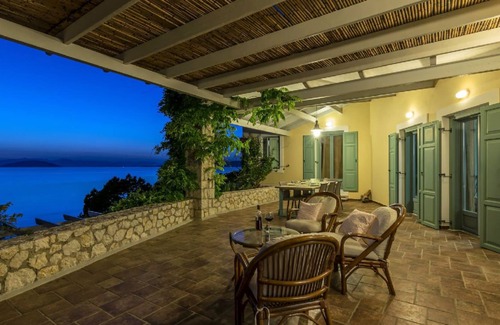 Kilada Villa | R 972 Dennis Beachfront Villa with Fireplace, Non-smoking rooms available & Veranda