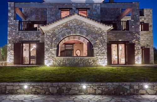 Kalpaki Villa | R 993 Villa with 2 Jacuzzi,Mountain view & Garden view.