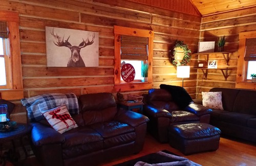 Birdseye Cabin | R&R cabin, bullfrog hot tub w/ gazebo wifi, Patoka Pass, minutes to park entranc