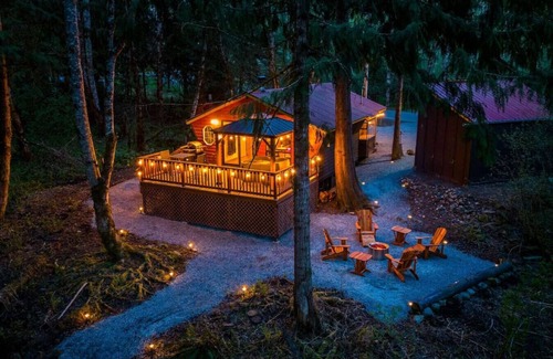 Paradise Estates Cabin | R&R Creekside Cabin -Hot Tub, AC, near Mt Rainier! Ashford, WA