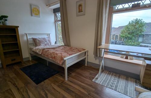 Cwmbrwla House | R5 - Triple Room Retreat - City & Beach Access, WIFI, Free Parking - Self Catering