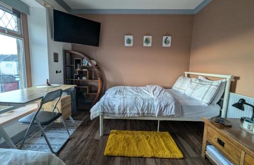 Cwmbrwla House | R5 - Triple Room Retreat - City & Beach Access, WIFI, Free Parking - Self Catering