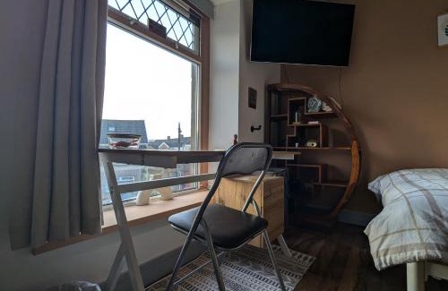Cwmbrwla House | R5 - Triple Room Retreat - City & Beach Access, WIFI, Free Parking - Self Catering