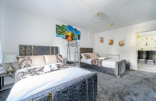 Batley House | -RA 2F 421- For your Relaxed,Cosy stay,Parking