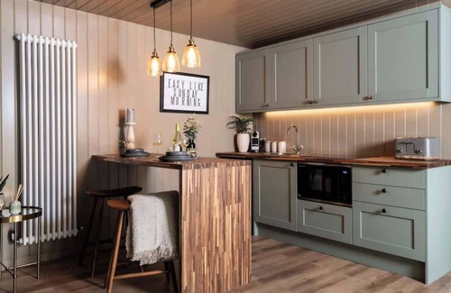 Malmesbury Cabin | Rabbits Warren - Cotswolds Stay with Sauna and Hot Tub