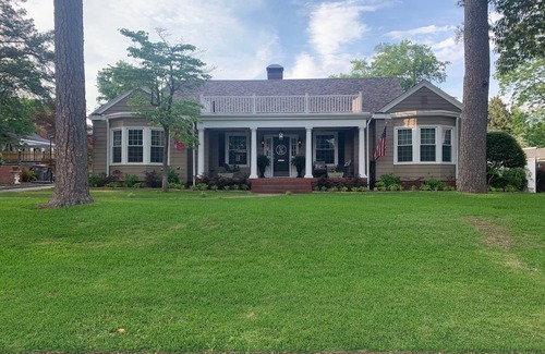 Hot Springs Apartment | Racetrack Guest Quarters -Walk to Oaklawn Resort/Majestic Park! 1.1 mi downtown