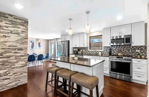 Wasco House | Radiance - 4BR Single Level Home